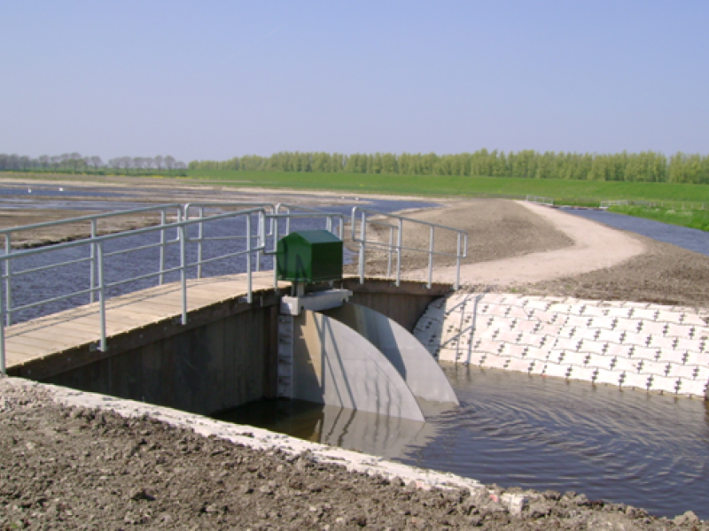 Kantelstuw aan de uitlaat van een reservoir. ©hcwaterbeheersing.nl 