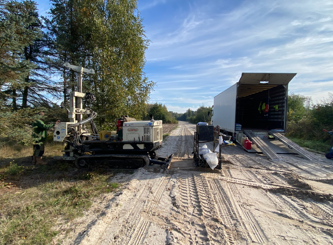 Installatie van een peilbuis in de Kempen voor het project Vlaanderen WaterProof. ©VITO