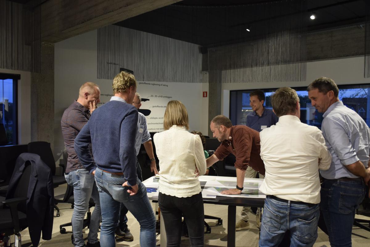 Overleg tussen projectleiders, lokale bedrijven, overheden en landbouw over het WaterProof project in Tielt.